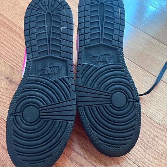 Air Jordan 1 Low size 7Y can fit women 8.5  Fierce Pink/Black-White - Picture 4 of 4